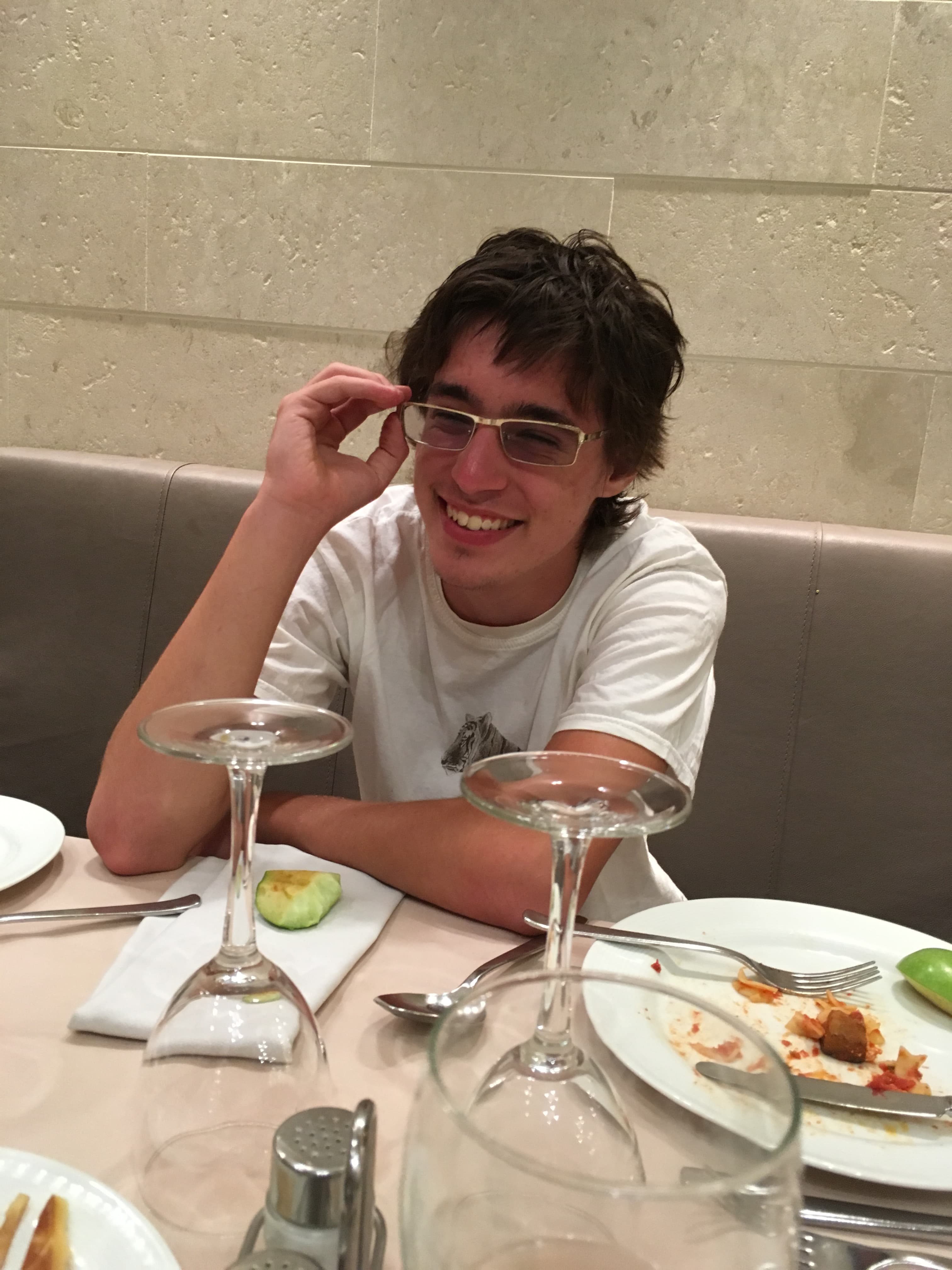 אורי במסעדה