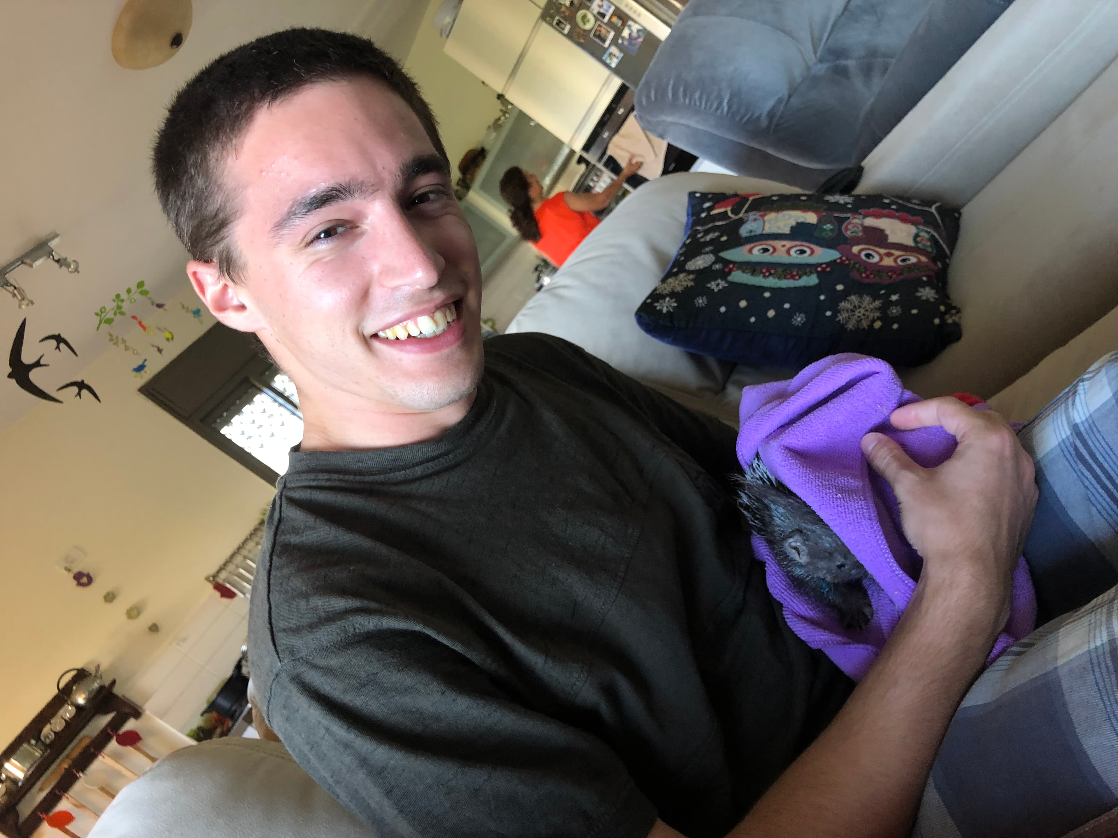 אורי עם בעל חיים שטיפל בו